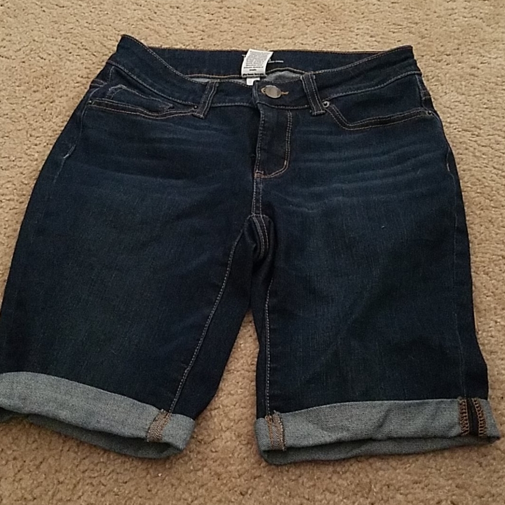 Time and Tru Mid-Rise shorts